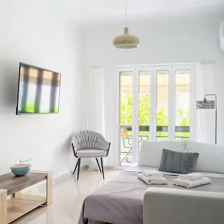 Alimos Sun-filled Apartment Athens