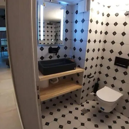 Spacious 1 Bedroom In The Center *