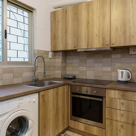 Ralia's House 40m From Metro Station Agia Varvara Apartment *