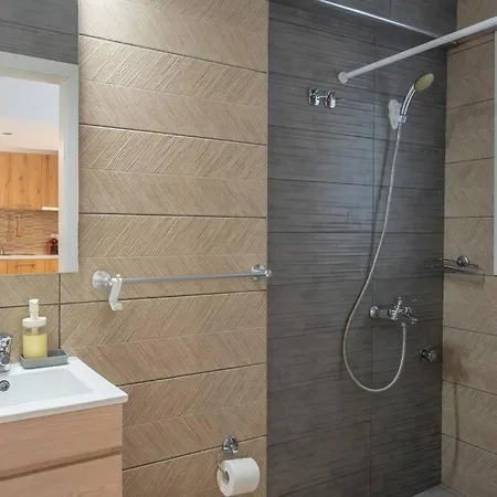 Renovated And Cozy Close To Metro Apartment Athens
