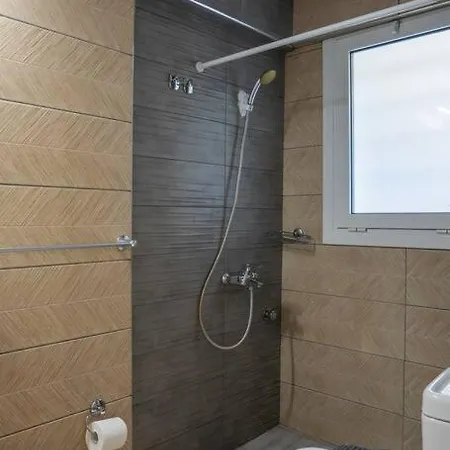Renovated And Cozy Close To Metro Athens