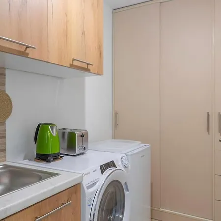 Renovated And Cozy Close To Metro Apartment *