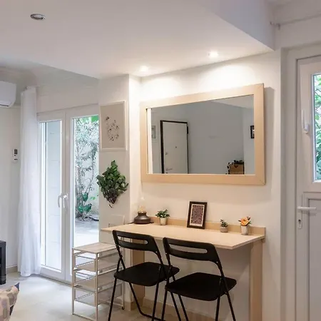 Apartment Renovated And Cozy Close To Metro Athens