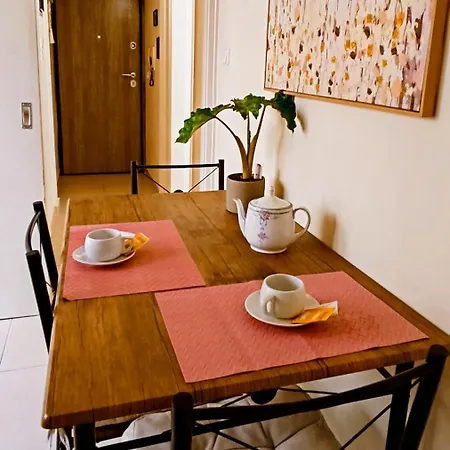Apartment Next To Metro! Bright With Fully Equipped Kitchen *