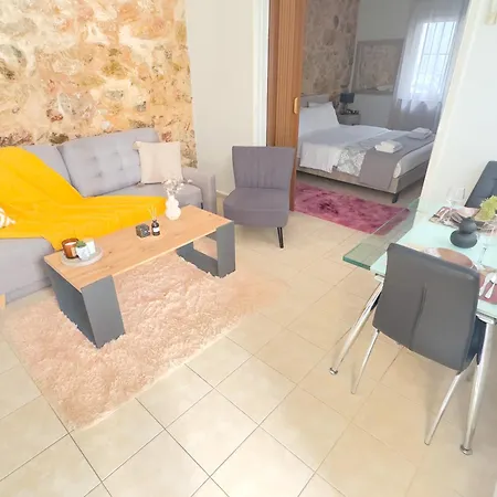 Cozy With Yard & Charm In Apartment