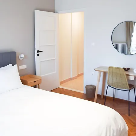 Newly Renovated Sunny Apartment *