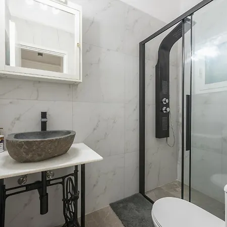 Stylish Luxury At Ampelokipi Metro Station Apartment