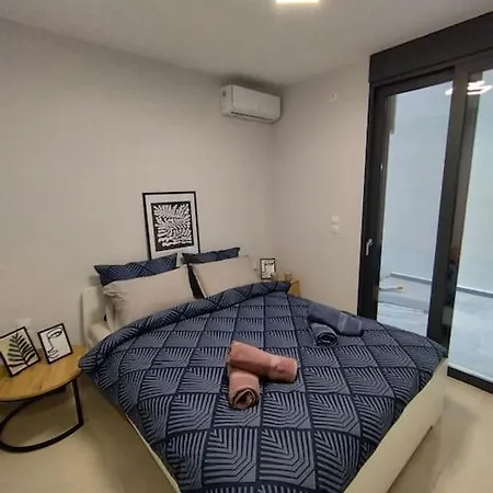Floral 1 - Ground Floor With Courtyard And Private Parking! * Athen