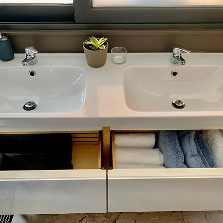 An En-suite With A Queen Bed And A Kitchenette Διαμέρισμα Αθήνα