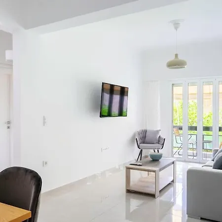 Alimos Sun-filled Apartment *