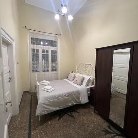 Old Mansion In Center Of דירה