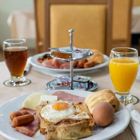 Four Seasons 3* Atena