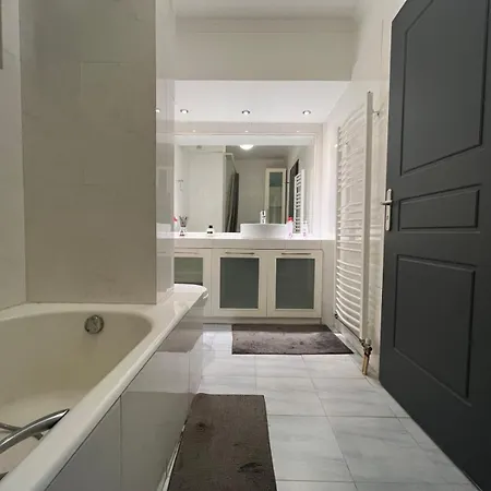 H 3 Bedrooms أثينا