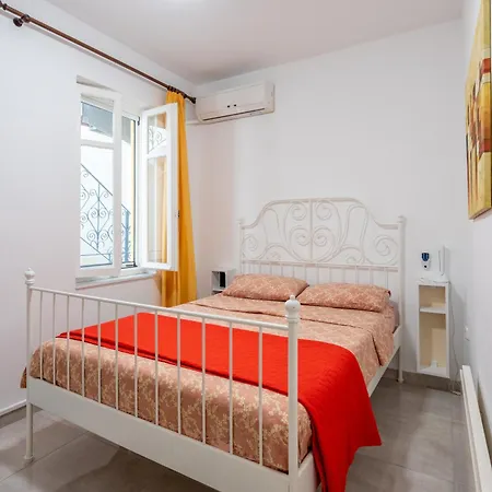 Psiri Gem From In Vivo Apartments- Spacious 1st Floor With Balcony In Athens' Historic Center Athen