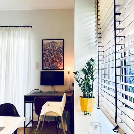 Athenian Coastal Urban Living * Athènes