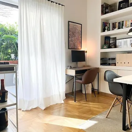 Athenian Coastal Urban Living * Athènes