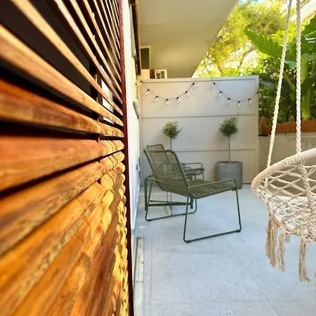 Athenian Coastal Urban Living * Athènes
