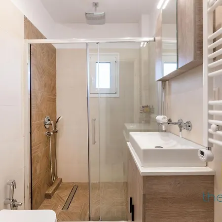 Athenian Sky Retreat: Jacuzzi & Fresh Elegance! Atenas