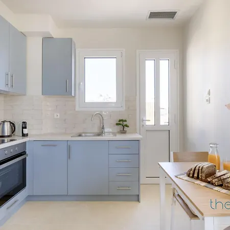 Athenian Sky Retreat: Jacuzzi & Fresh Elegance!