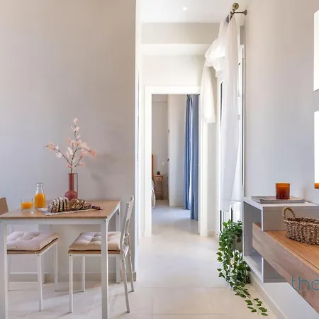 Athenian Sky Retreat: Jacuzzi & Fresh Elegance! *