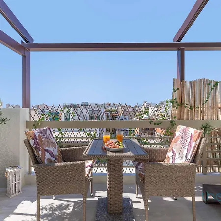 Athenian Sky Retreat: Jacuzzi & Fresh Elegance! *