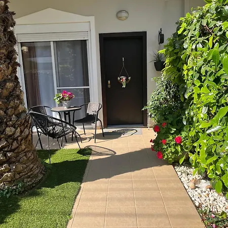 Elegant Glyfada Apartment-private Garden-near Metro Atény