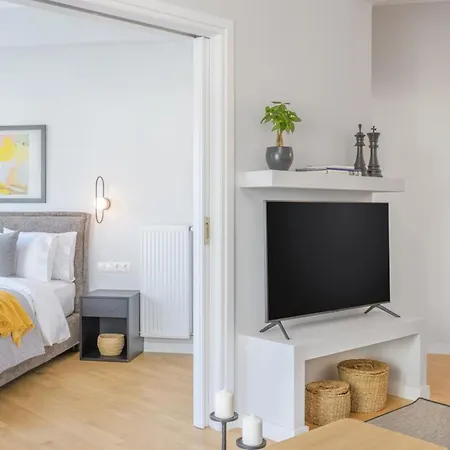 Sun-splashed 2-bdr Corner With Hillside Views! Appartement