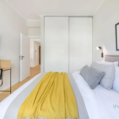 Sun-splashed 2-bdr Corner With Hillside Views! Appartement