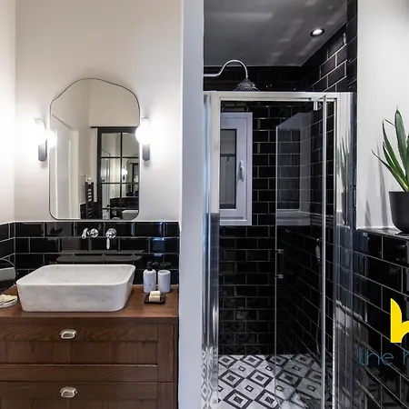 Athenian Elegance, Ensuite Whirlpool & Fireplace Near Acropolis * Αθήνα