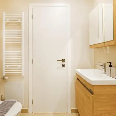 Apartment Snug With Pvt Garden Access Iii *
