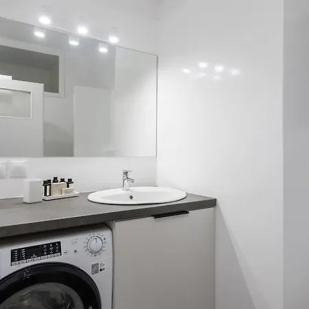 Acropolis Sunlight 2br By Upstreet Apartment *