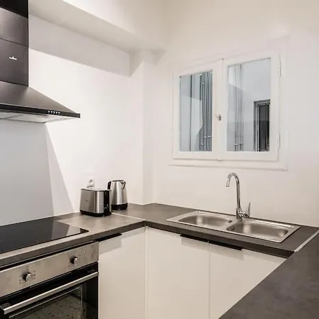 Acropolis Sunlight 2br By Upstreet Apartment