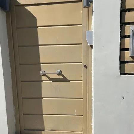 Elegant Glyfada Apartment-private Garden-near Metro Atény