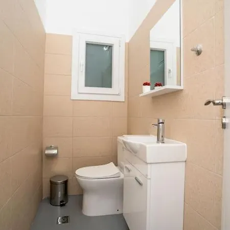 Spacious 2bd/1.5ba Downtown One-step From Victoria Athènes