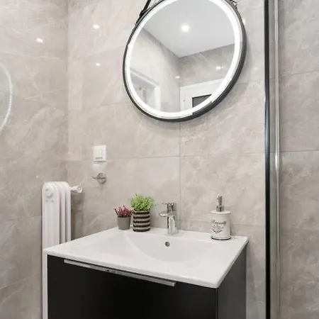 Apartment Sea Breeze 2 Bedroom - 10 Min Walk To