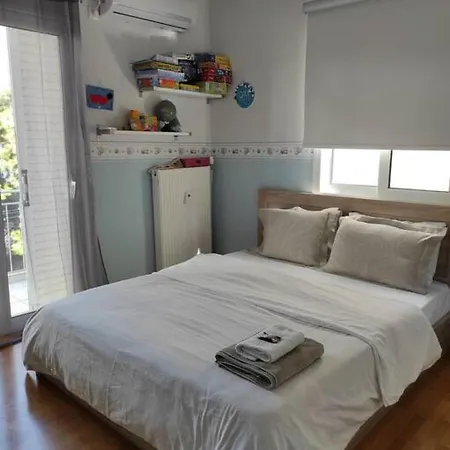 One Block From The Sea Family House At Floisvos Appartement