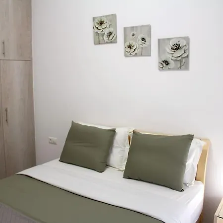 Cozy 2bd In Thissio-acropolis