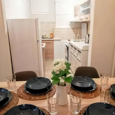 Comfortable In Acropolis Apartment