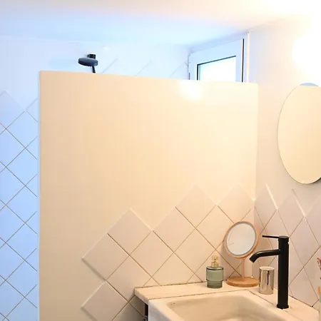 Stylish And Spacious In Cool Area Apartment *