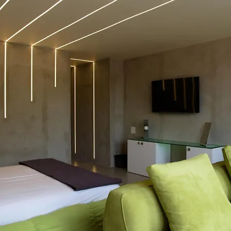 99 Adrianou Aparthotel