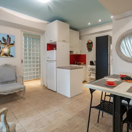 The 'it' Pagrati Hideout Apartment