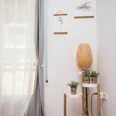 Convenient Bright Flat - 50m From Metro Apartment