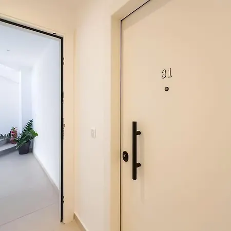 Stylish Comfort In Centre Apartment