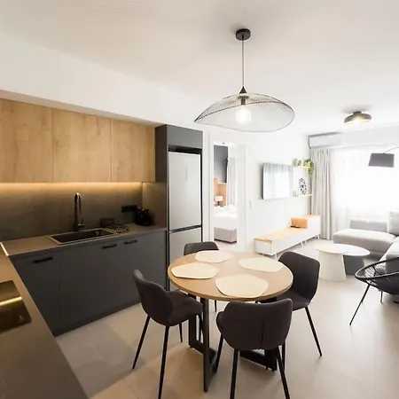 Stylish Comfort In Centre Apartment