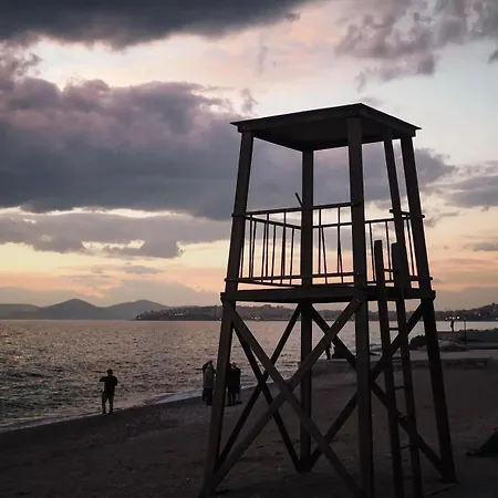 Athenian Coastal Urban Living * Athènes