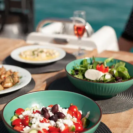 Luxury Sailing Cruises In With Traditional Greek Cuisine And Drinks * أثينا