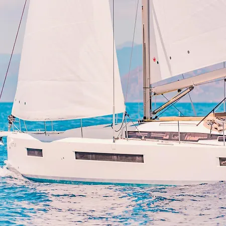 Luxury Sailing Cruises In With Traditional Greek Cuisine And Drinks بوتيل