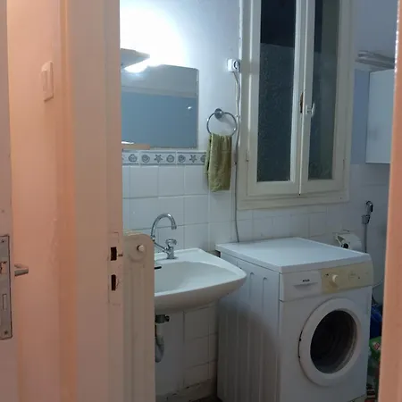δυο μόλις 3 λεπτά απο το μετρό * Athen