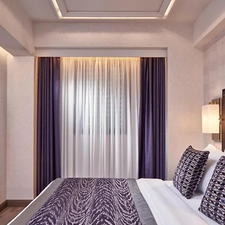 מלון Electra Metropolis 5*