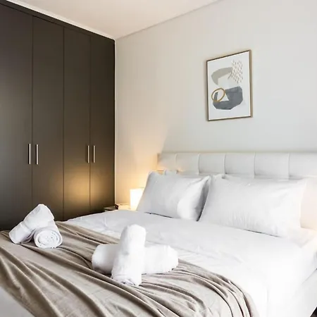 Spacious And Sunlit Seaside Flat *